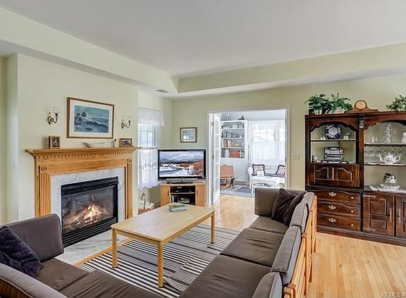 Living Room w/fireplace