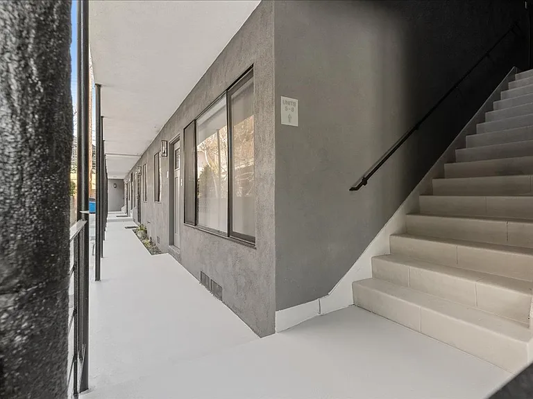 652 N Hayworth Ave #2 — Photo 16