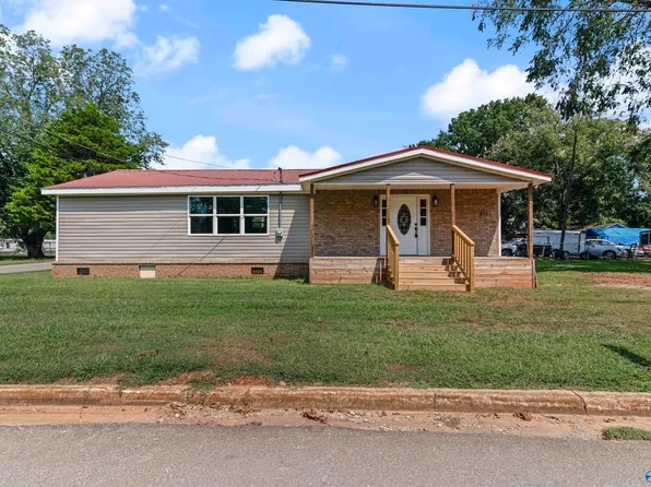 811 Rosa Parks St, Courtland, AL 35618