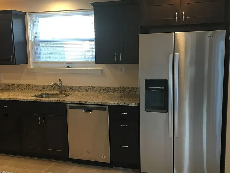 438 W Chestnut St — Photo 8