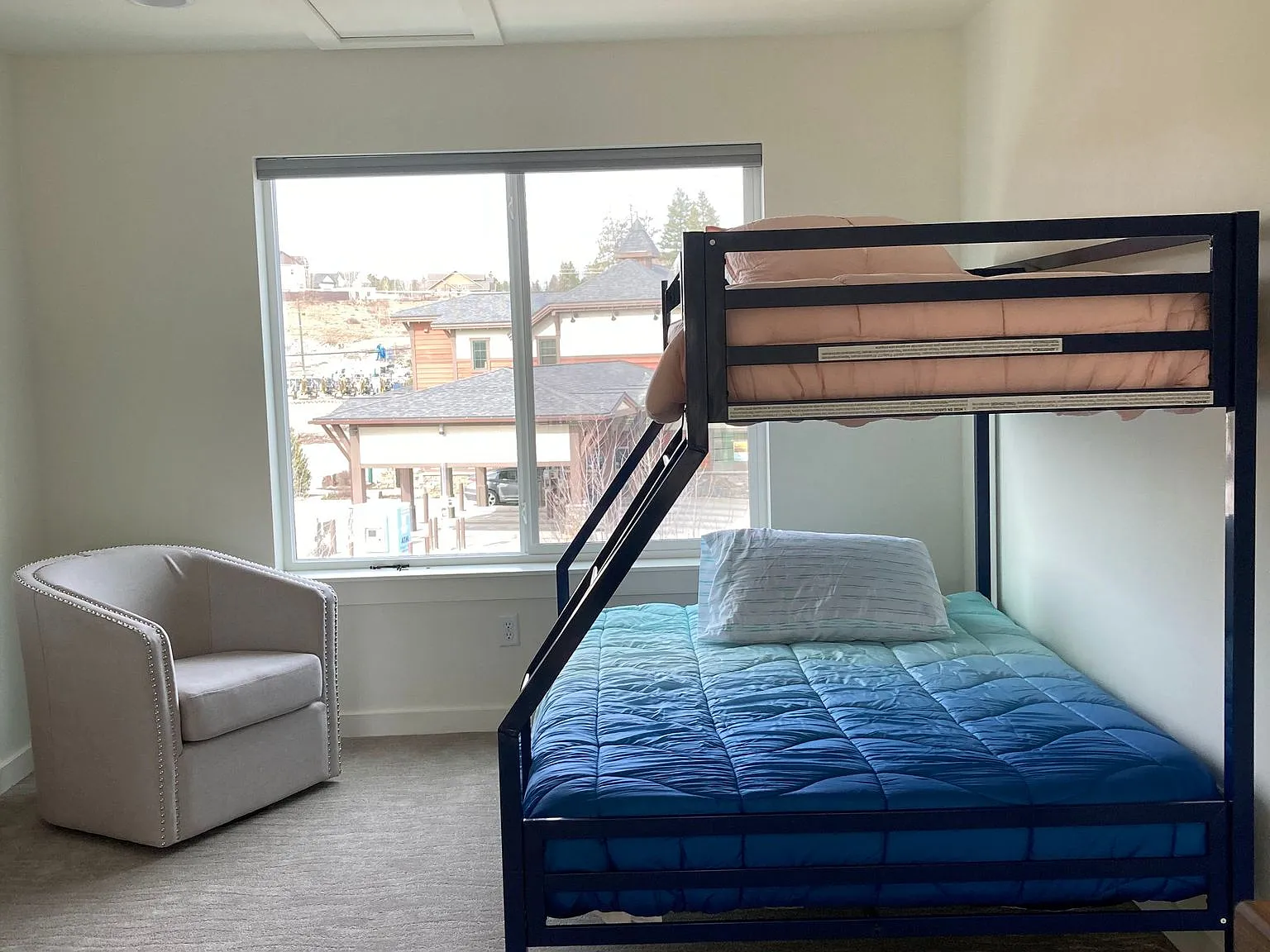 Furnished! Private heated 2 car garage, 2 bedrooms + loft, 2 bathrooms. — Photo 3