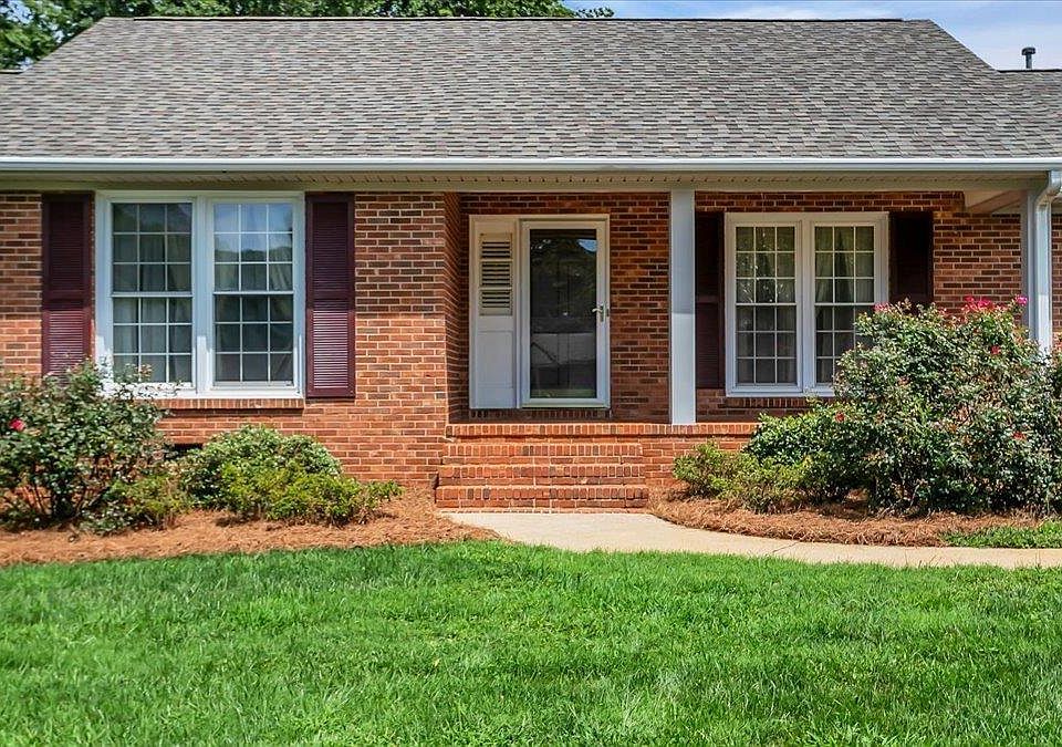 1st image of 17 Seabury Dr