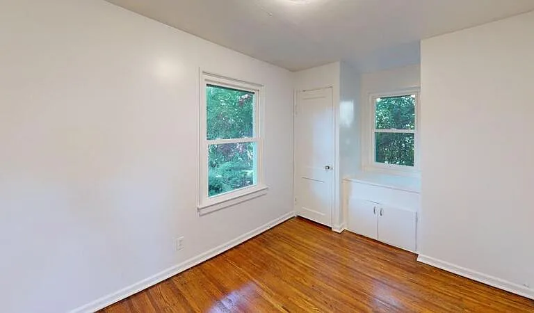 250 Mercer Ave — Photo 2