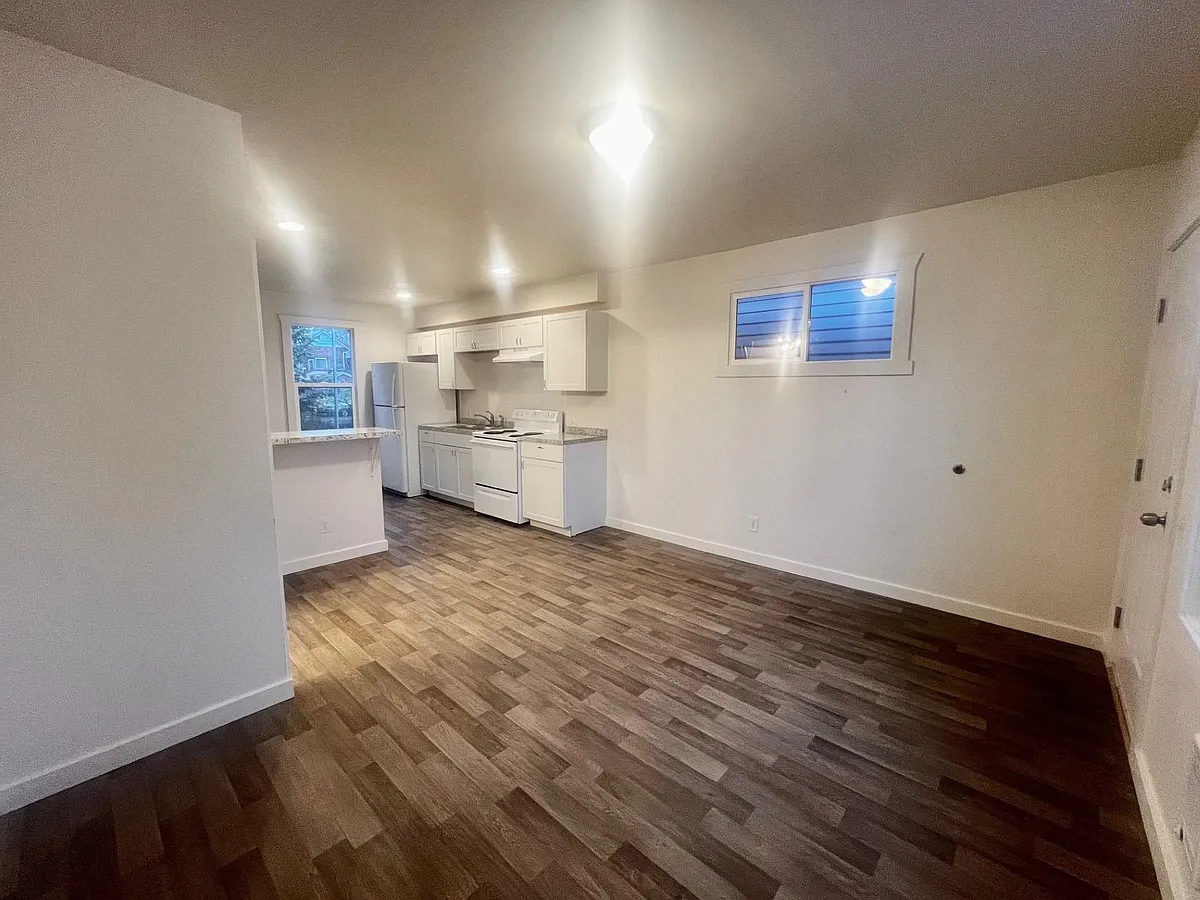 Building Photo - 810 McKenzie Ave #1