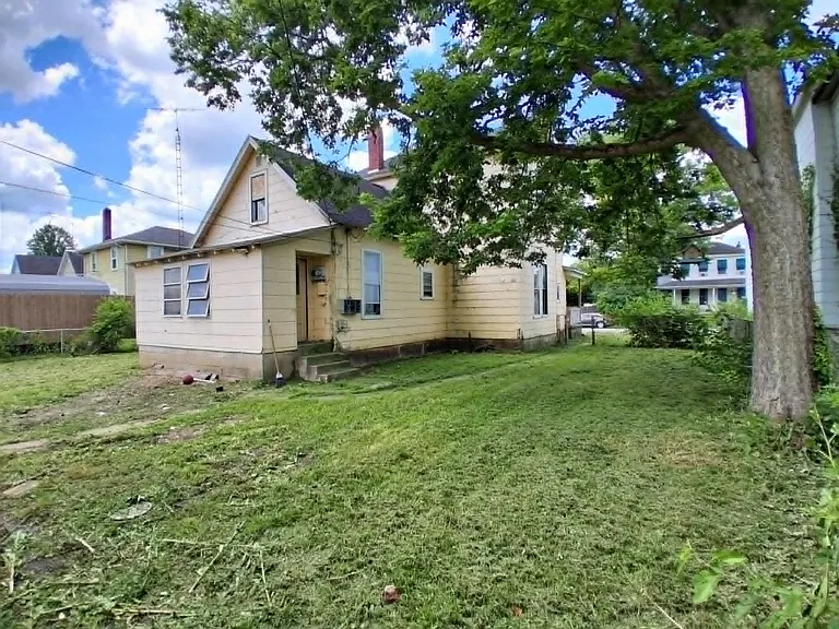 317 SW 3rd St — Photo 5