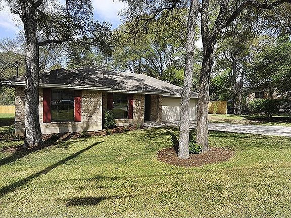 The street enjoys a heavily treed winding streetscape