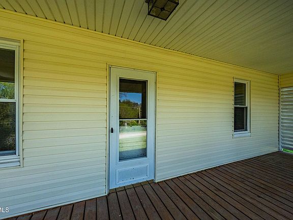 3rd image of 596 Leesburg Rd