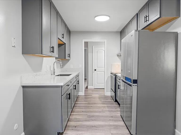 Plaza Apartments — Photo 9