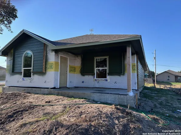 810 W Bates, Beeville 78102