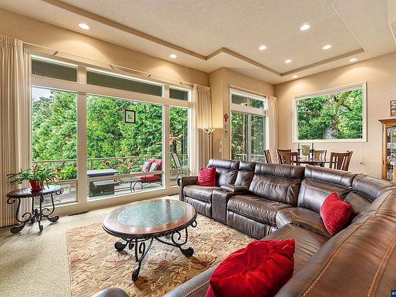5th image of 930 Sahalee Ct SE