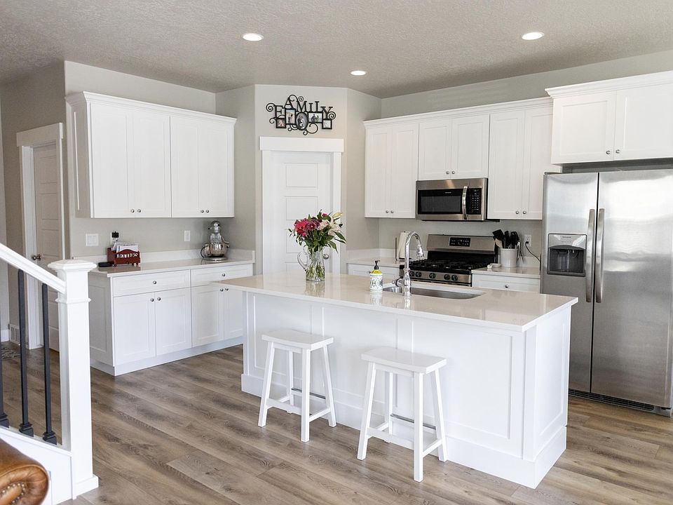 Bright Kitchen, beautiful quartz countertops with large walk-in pantry.
