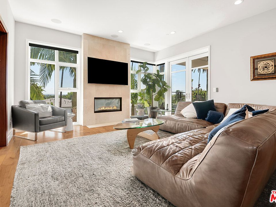 1st image of 447 N Doheny Dr APT 301