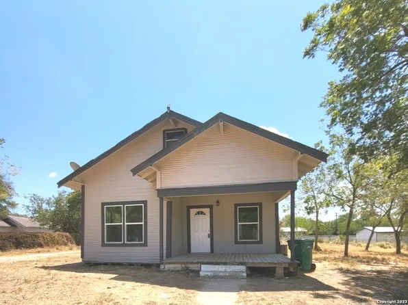 908 Elm St, Jourdanton, TX 78026