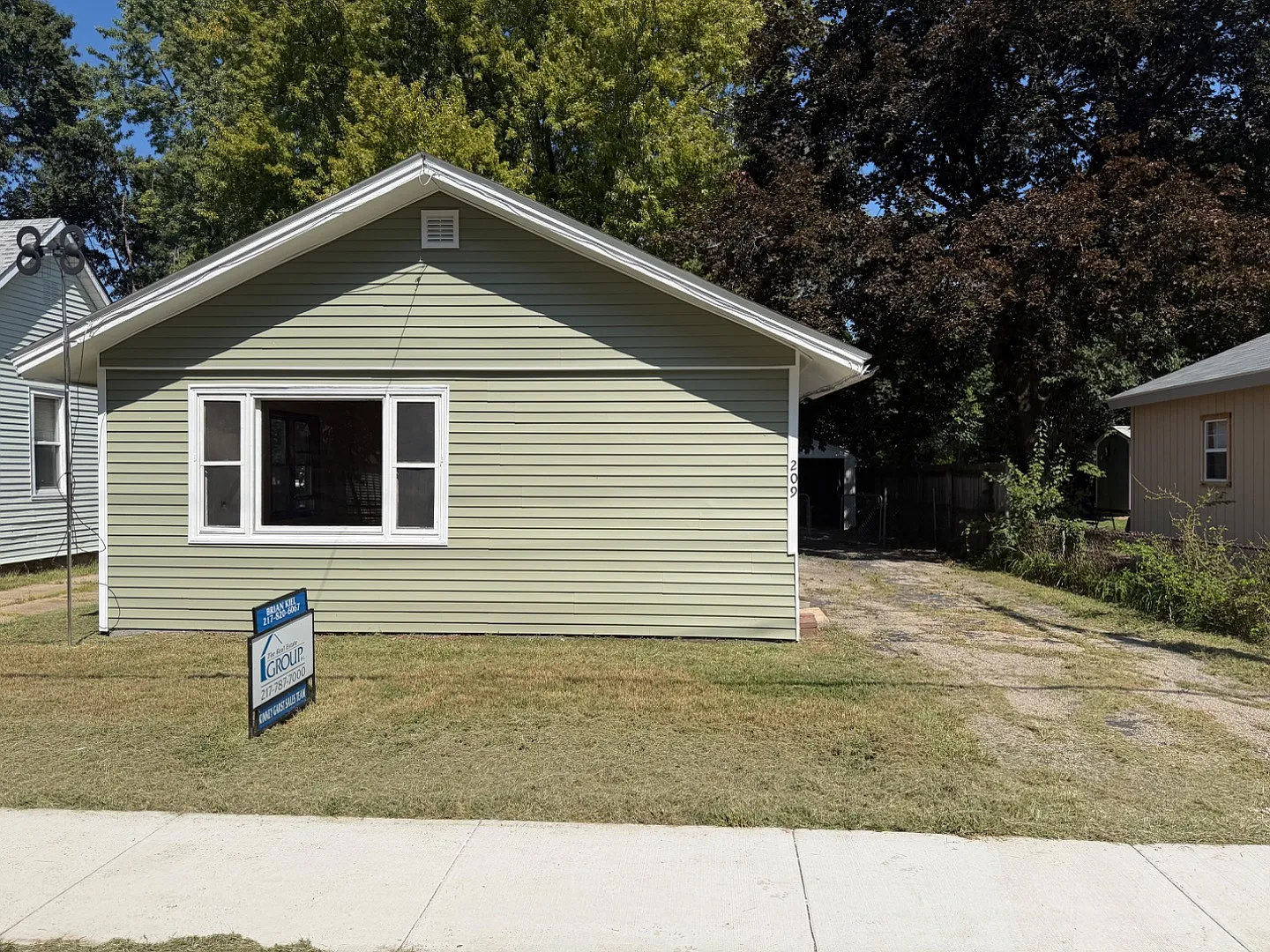 209 W Yates Ave — Photo 2