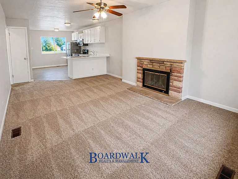 325 E Baird Cir — Photo 4
