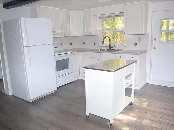 4th image of 2294 Terrace Dr N