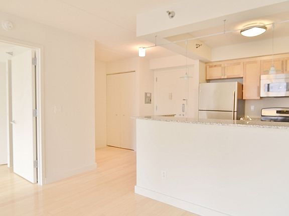 3rd image of 516 W 47th St APT S6f