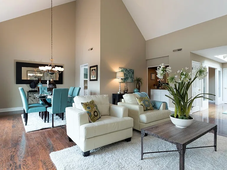 614 Greenwich Ln — Photo 3