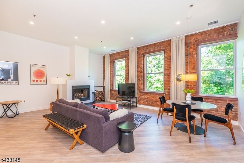 1st image of 260 Main St APT 313