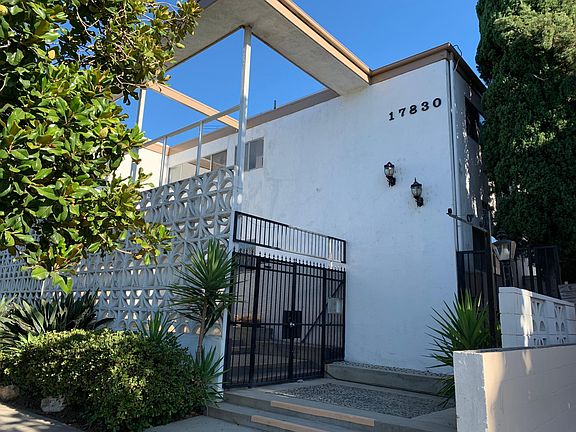 4th image of 17830 Magnolia Blvd #7