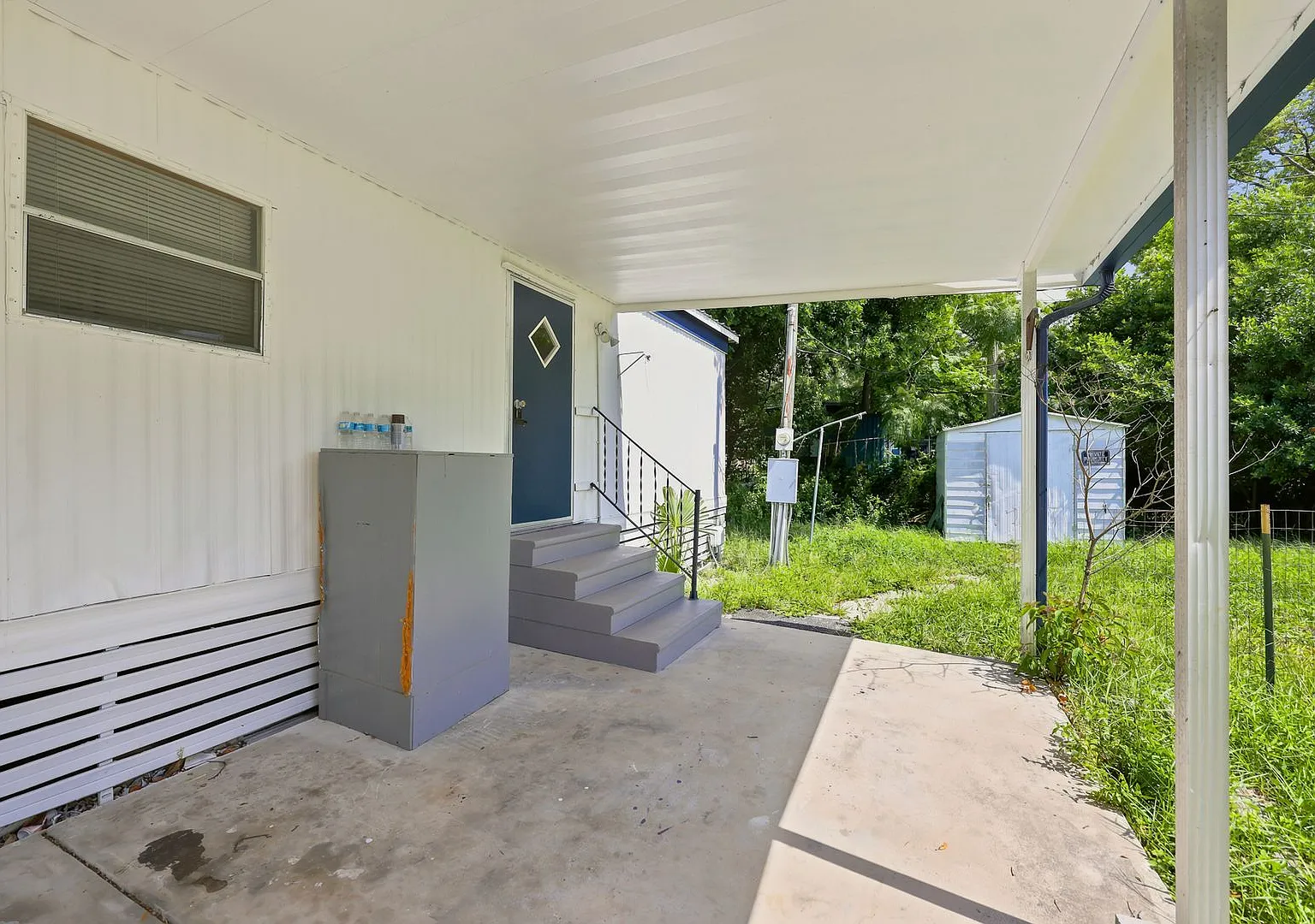 Updated 2 bedroom Home with Modern Finishes Available for Immediate Move-In! — Photo 2
