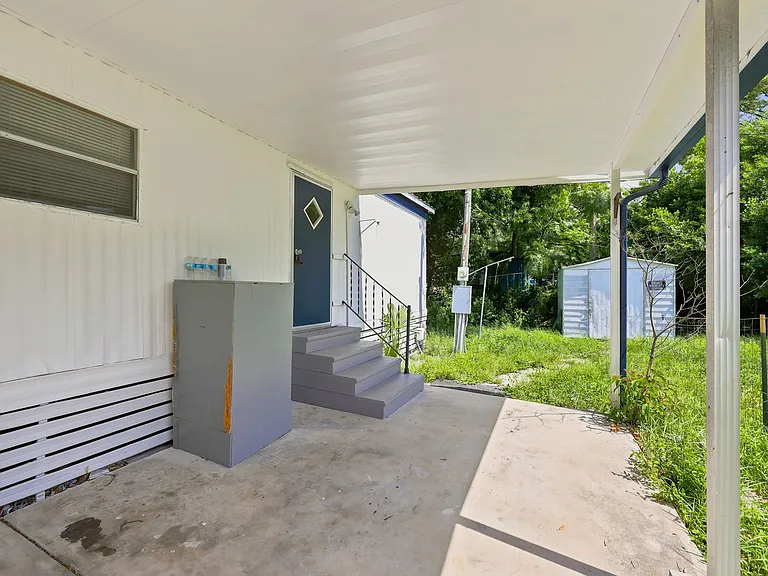 7205 Commons Blvd — Photo 2