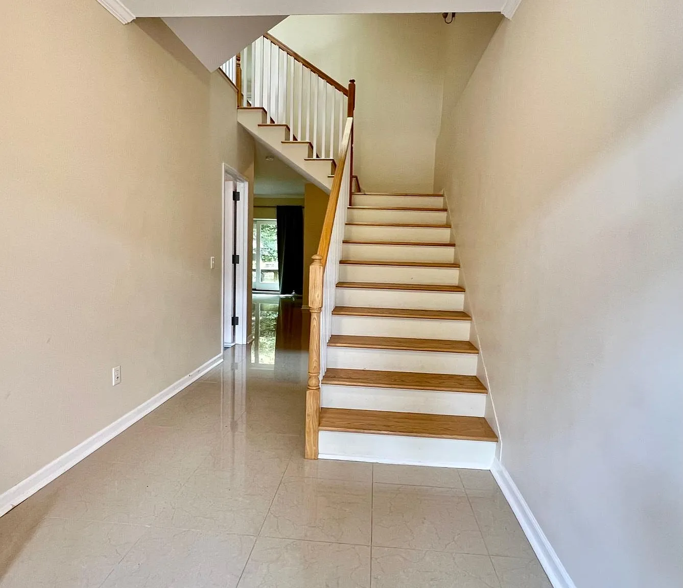 3 bed, 3.5 bath, 2600 sqft, $5,400 — Photo 2