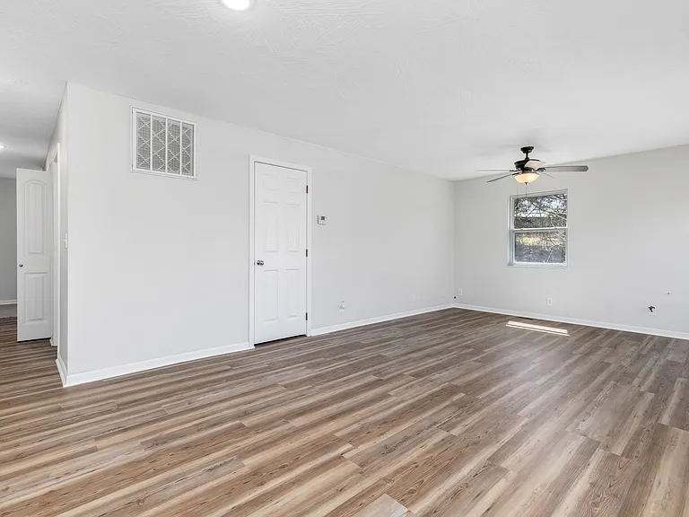 100 Brewer Rd — Photo 2