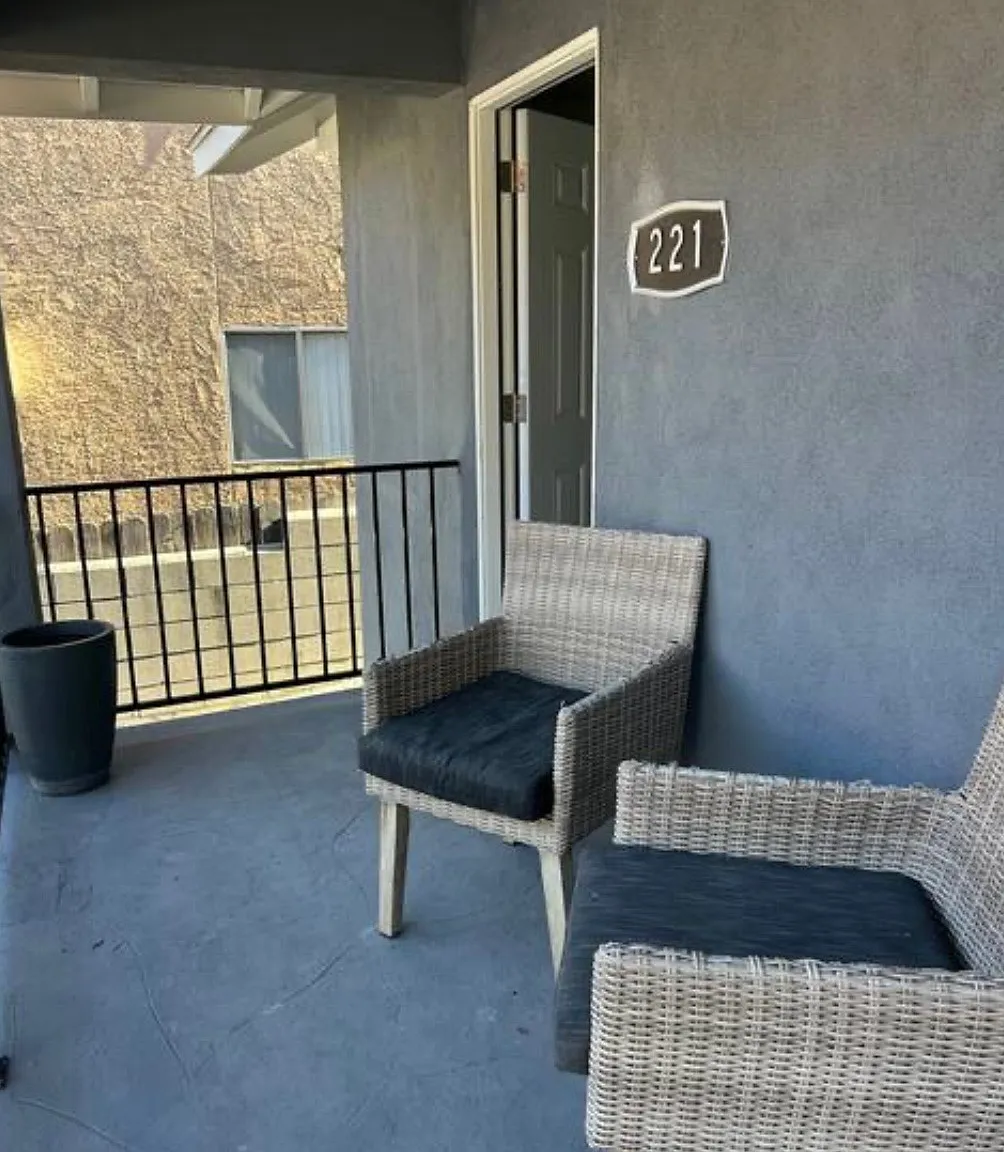 3 bed, 800 sqft, $2,950 — Photo 2