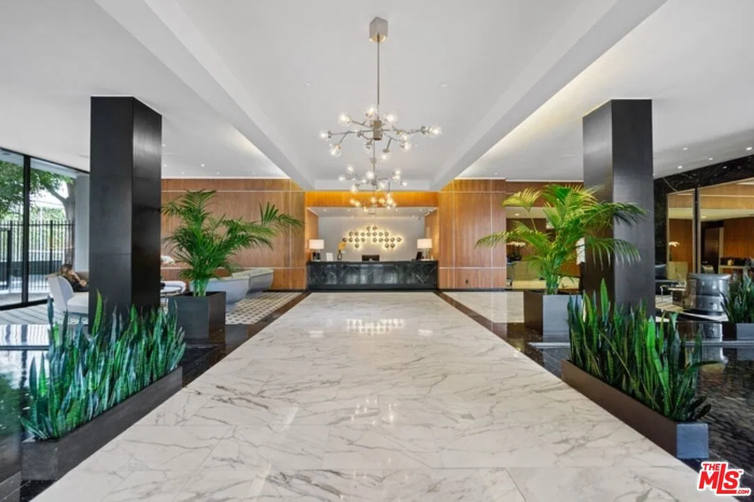 2 bed, 3.0 bath, 2252 sqft, $10,000 — Photo 4