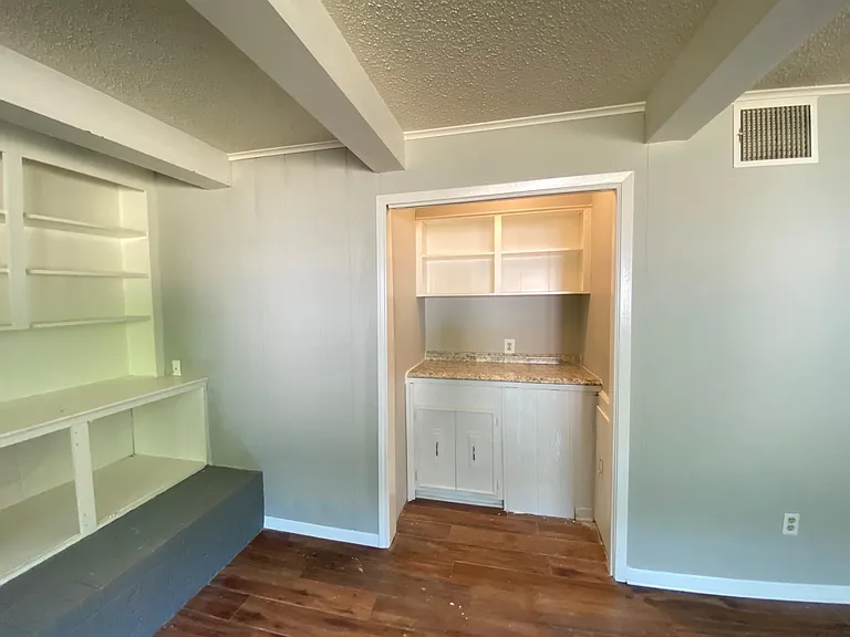 410 Cordell Dr — Photo 15