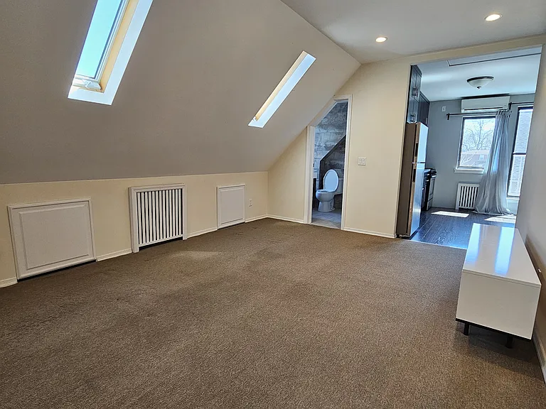 2116 Voorhies Ave #4 — Photo 5