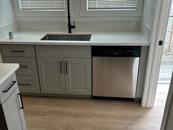 4th image of 611 N Commonwealth Ave #611
