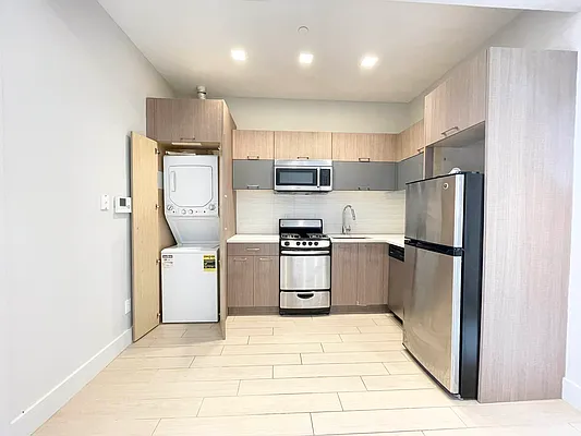 Rented by Bruma Realty LLC | media 8