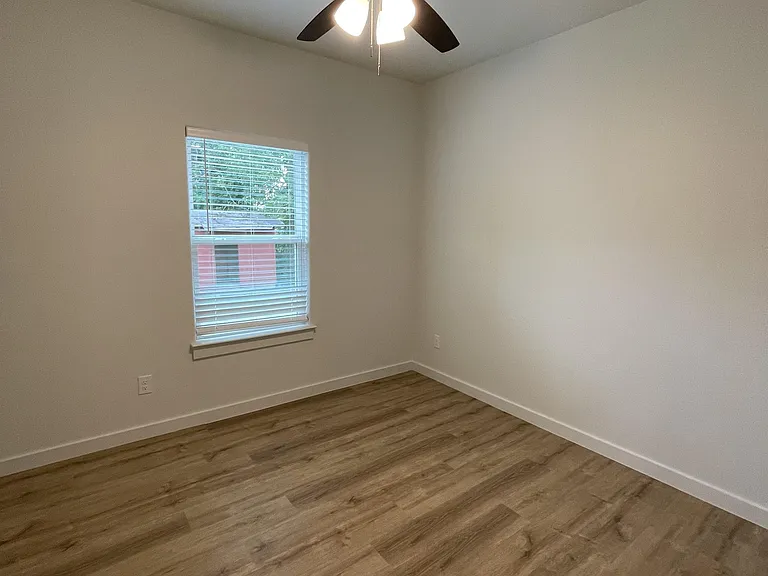 524 W Florence St — Photo 10