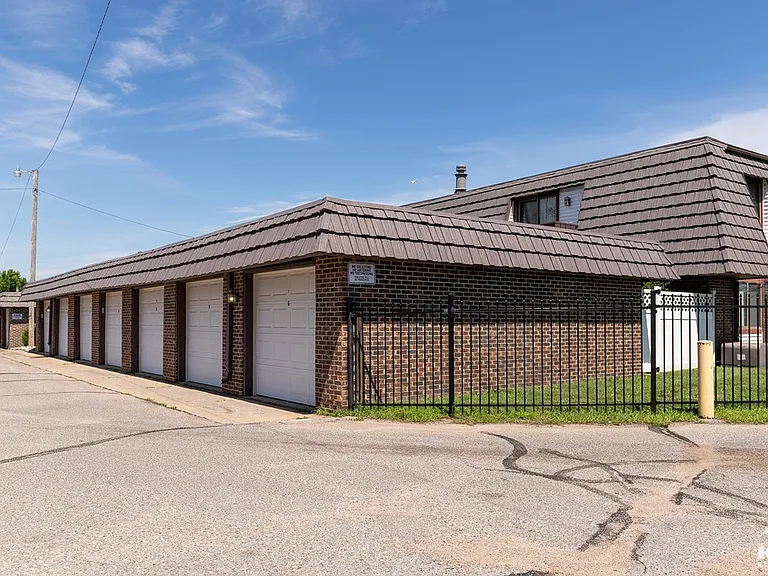 Pheasant Run Apartments — Photo 21