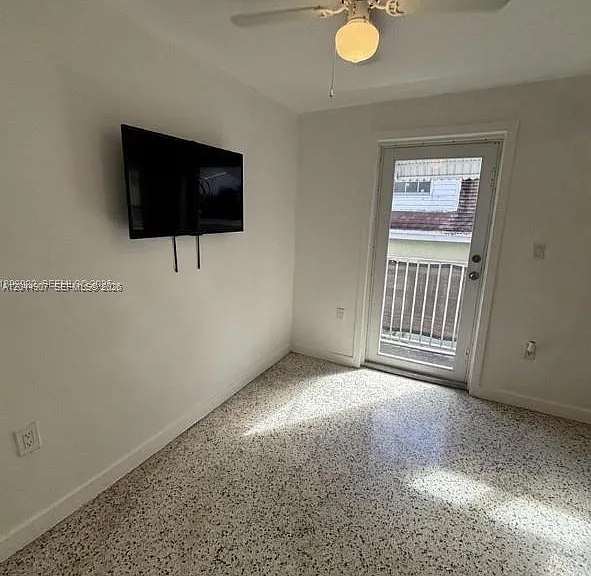 560 NW 1st St #7 — Photo 8