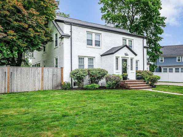 11 Florence Rd, Lowell, MA 01851