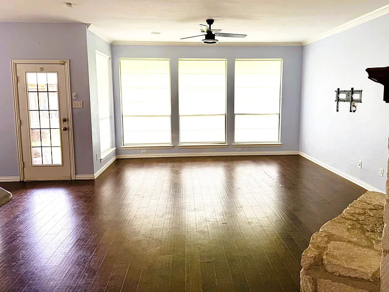 2489 Yuma Dr — Photo 2