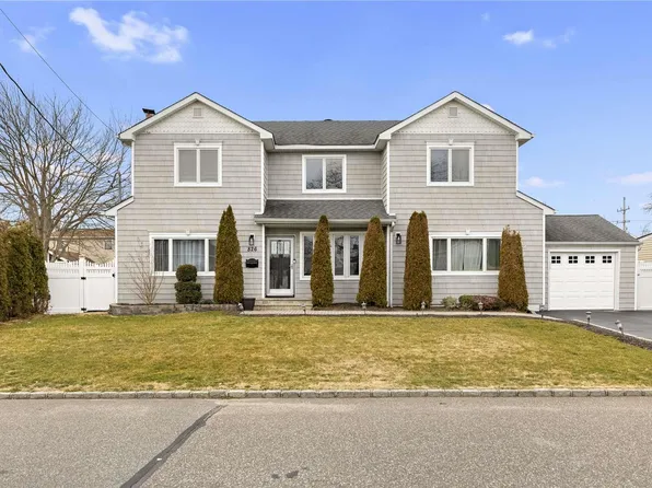 826 Milligan Lane, West Islip, NY 11795