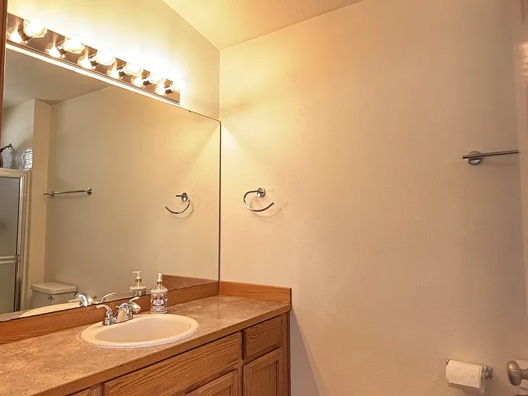 1121 W Luta St — Photo 15