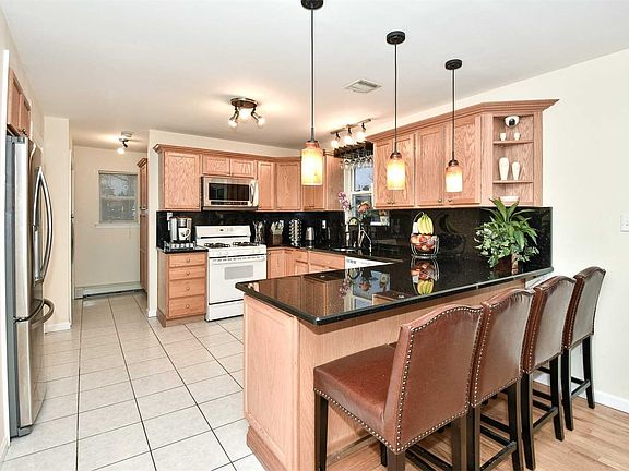 4th image of 140 Kensington Ct