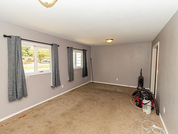 4th image of 2932 S Glenn Ave