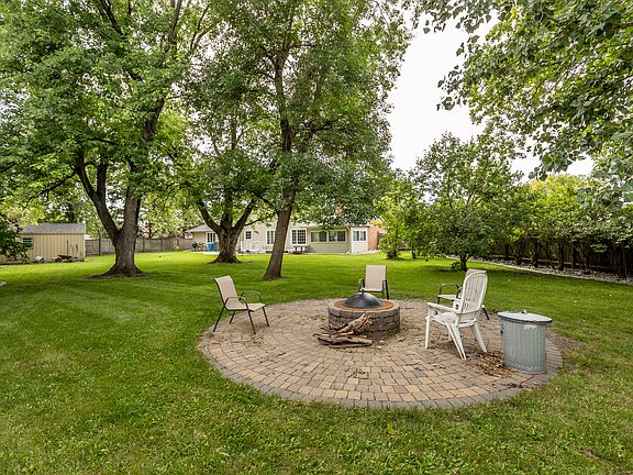 2nd image of 719 Park Dr S