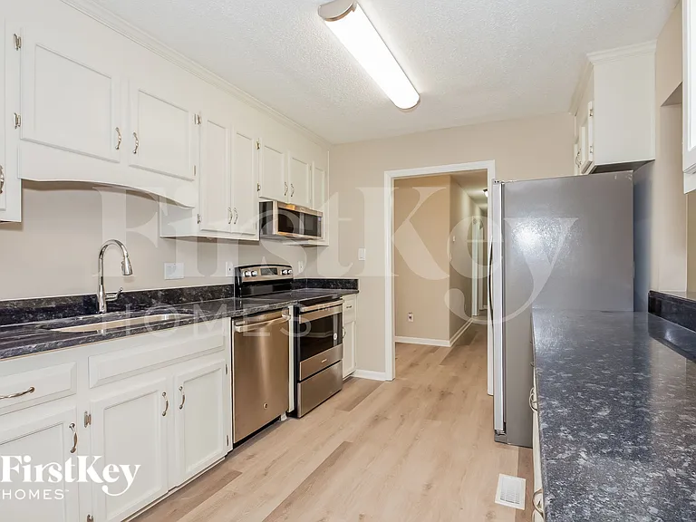 2438 Amity Ave — Photo 7