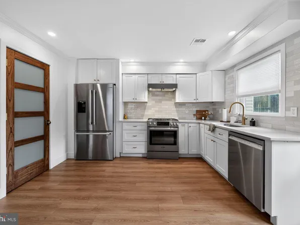 10 E Sutton Ave, Moorestown, NJ 08057
