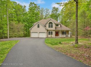 2226 Maple Leaf Ct, Pocono Lake, PA 18347