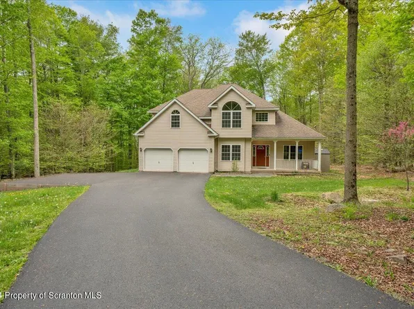 2226 Maple Leaf Ct, Pocono Lake, PA 18347
