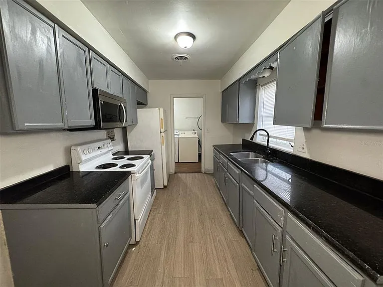 416 Sun Ct — Photo 6