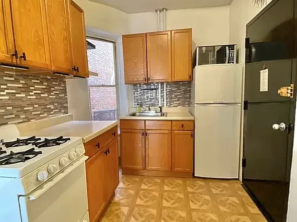 540 W 47th St APT 7, New York, NY 10036